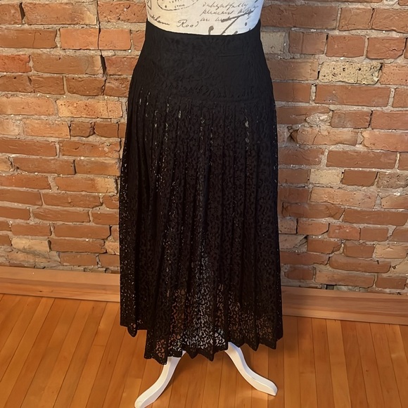 Lace skirt with buttons - Picture 2 of 6